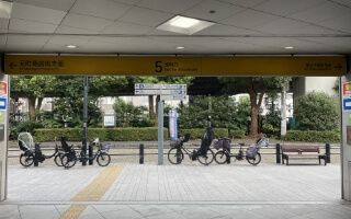 ５番出口から出て、左（元町商店街方面）に進みます